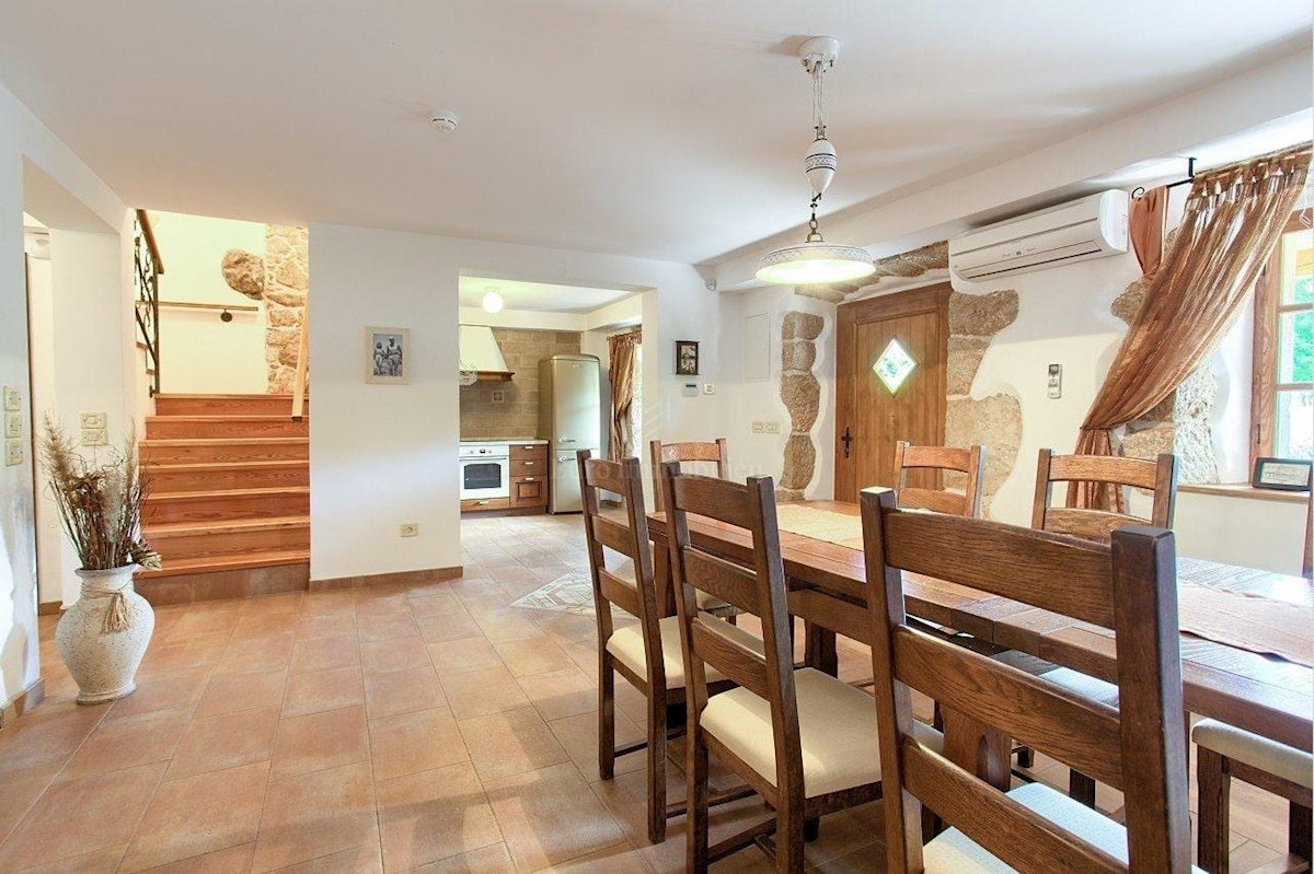 Casa in pietra in una posizione tranquilla