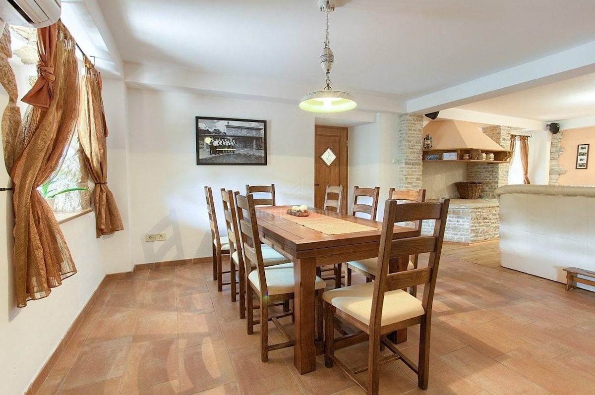 Casa in pietra in una posizione tranquilla