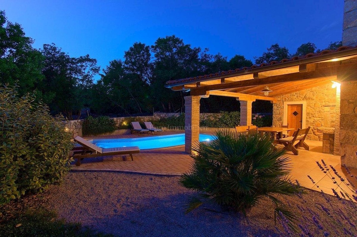 Casa in pietra in una posizione tranquilla