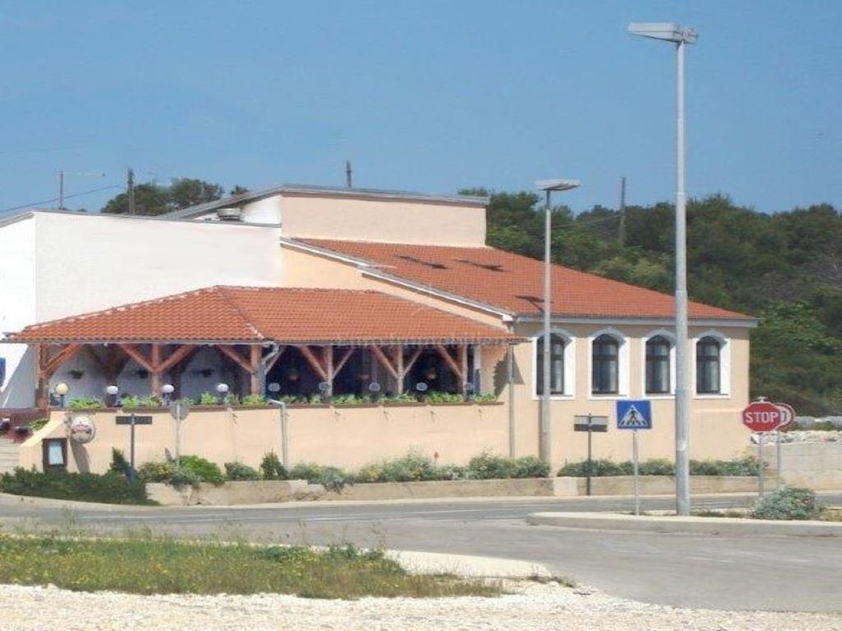 Well-established restaurant first row to the sea