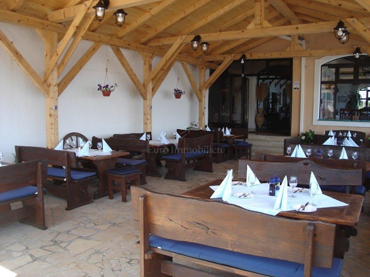 Well-established restaurant first row to the sea