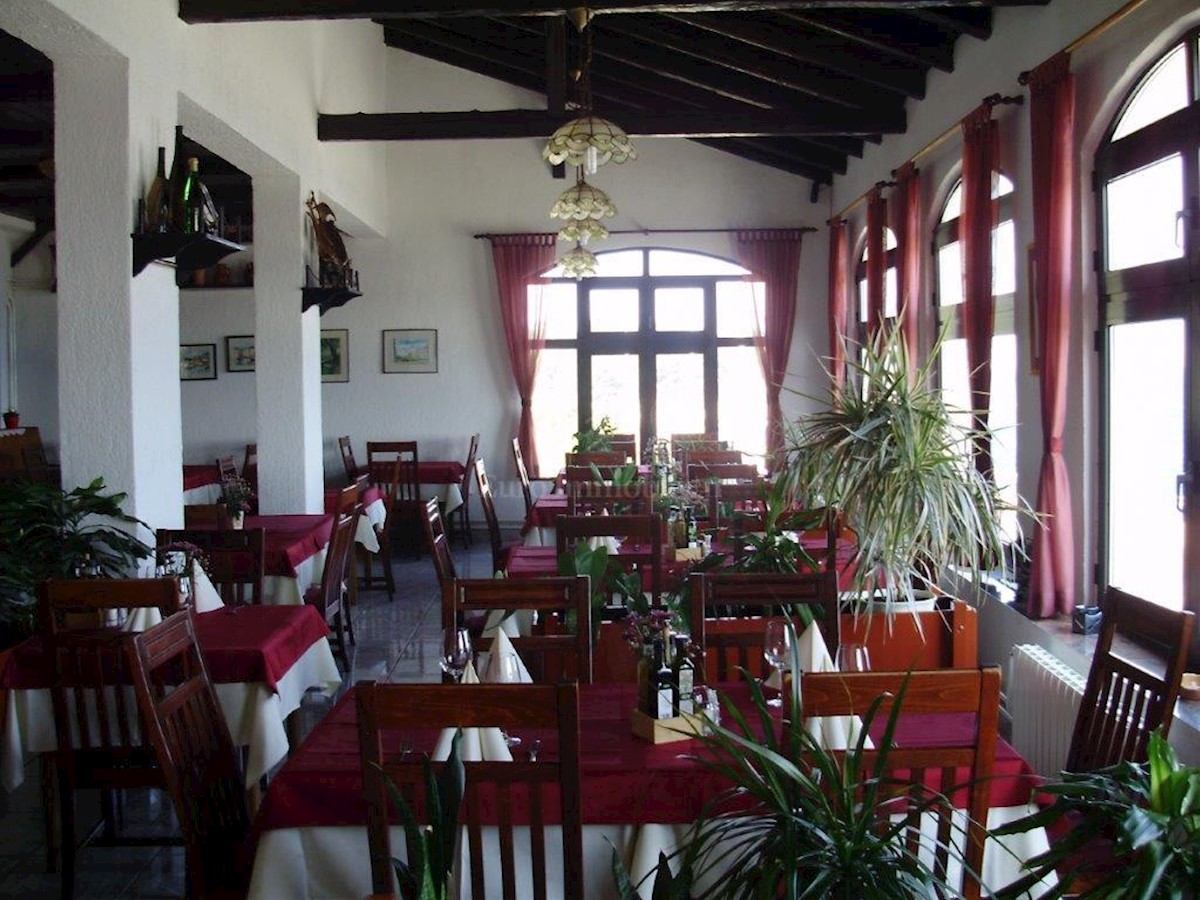 Well-established restaurant first row to the sea