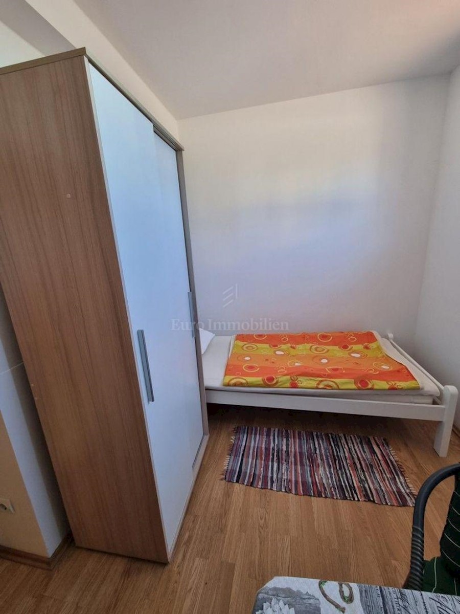 DINTORNI DI VIŠNJAN !!! Appartamento al piano seminterrato di un edificio con 3 camere da letto, a 12 km dal mare