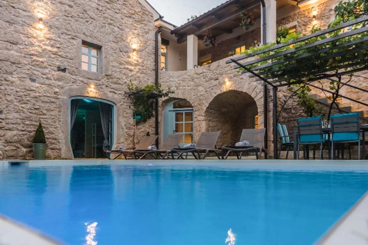 Furnished and renovated stone villa in a row with pool