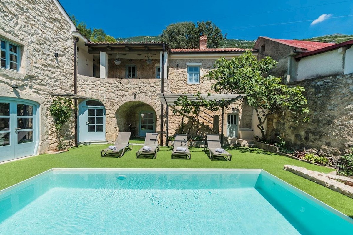 Furnished and renovated stone villa in a row with pool