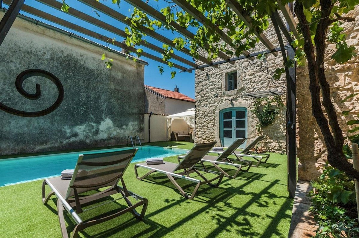 Furnished and renovated stone villa in a row with pool