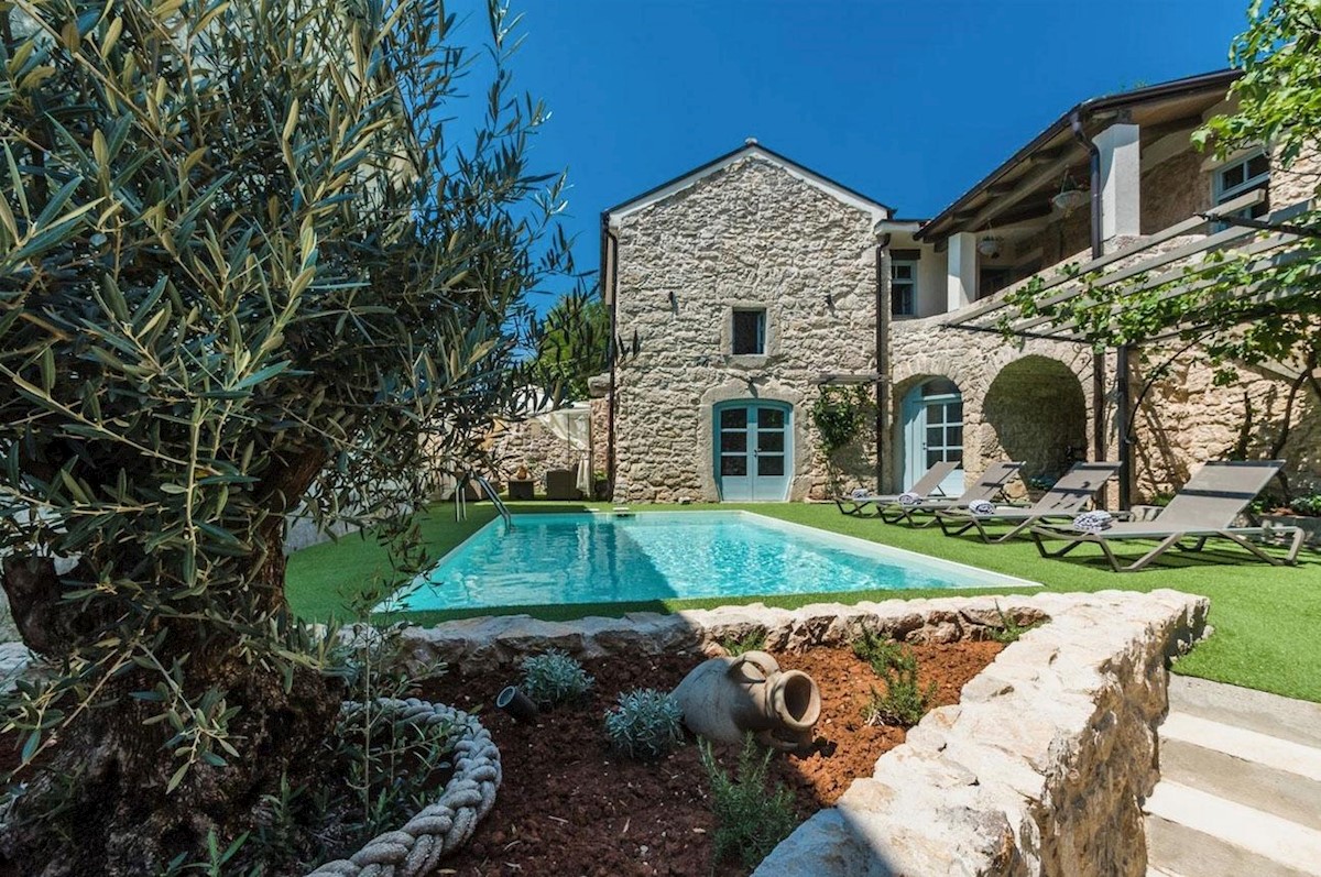 Furnished and renovated stone villa in a row with pool