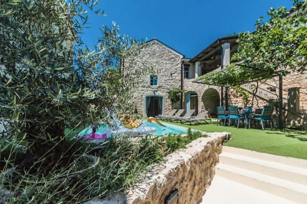 Furnished and renovated stone villa in a row with pool