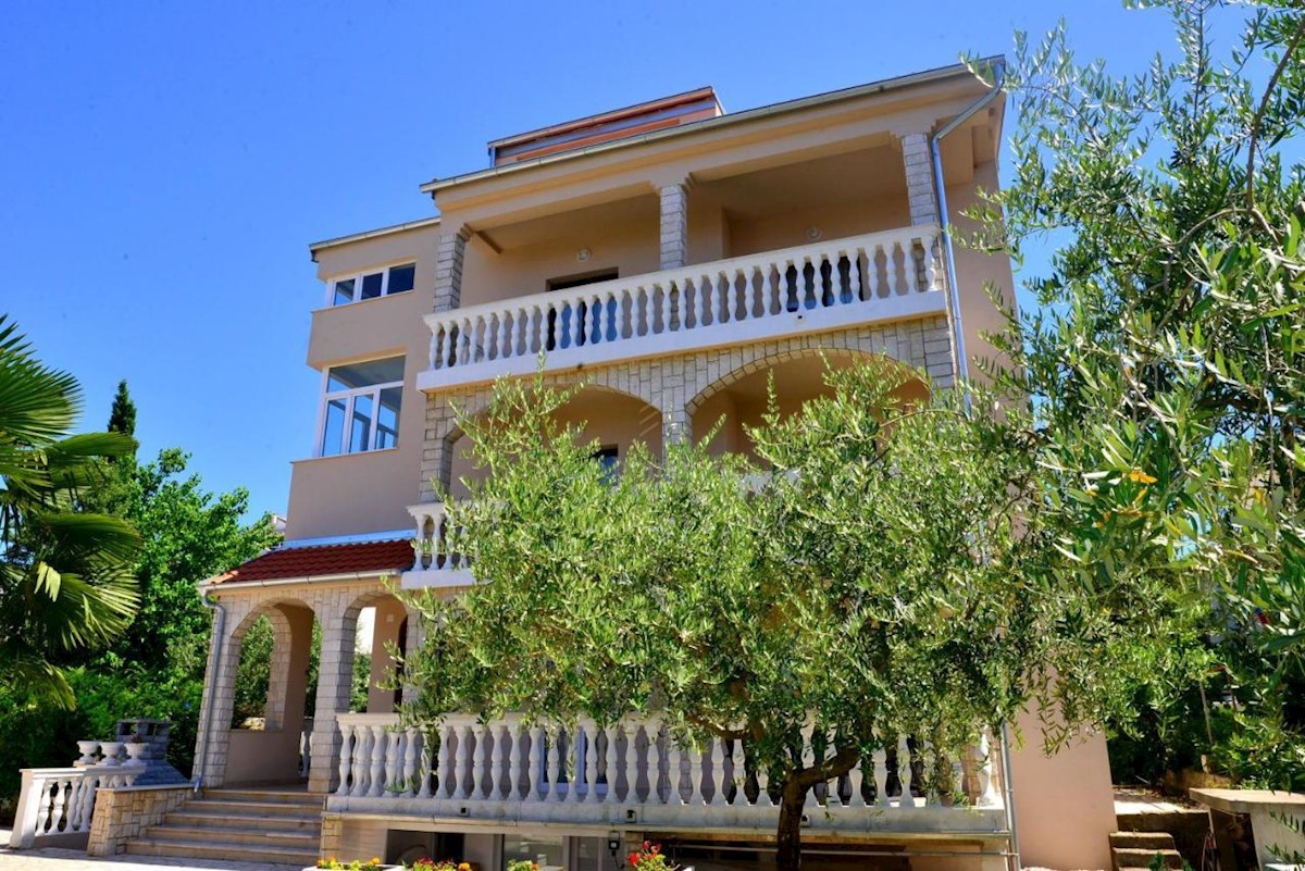 Apartment house in a great location with a view of the sea