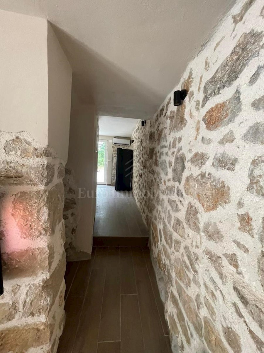 Renovated stone house in a row and studio apartment in Privlaka