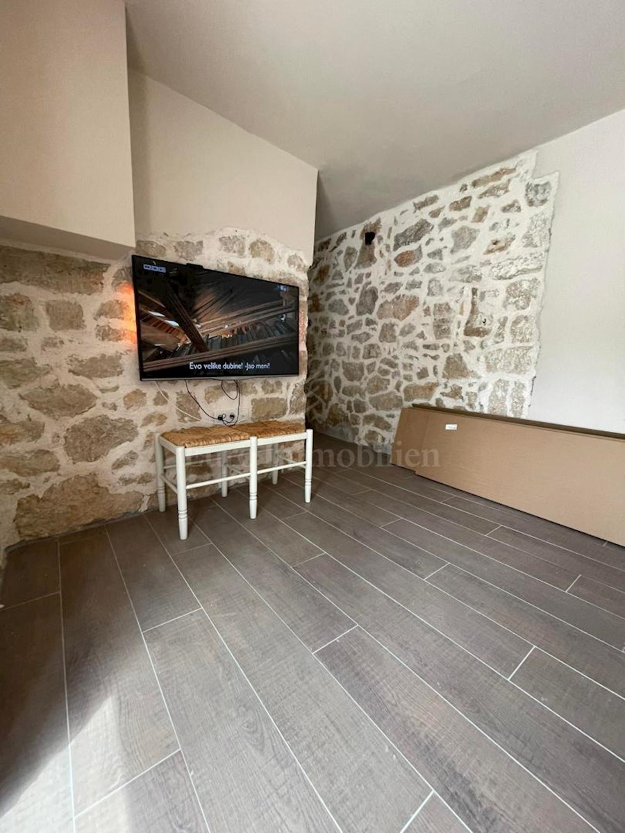 Renovated stone house in a row and studio apartment in Privlaka