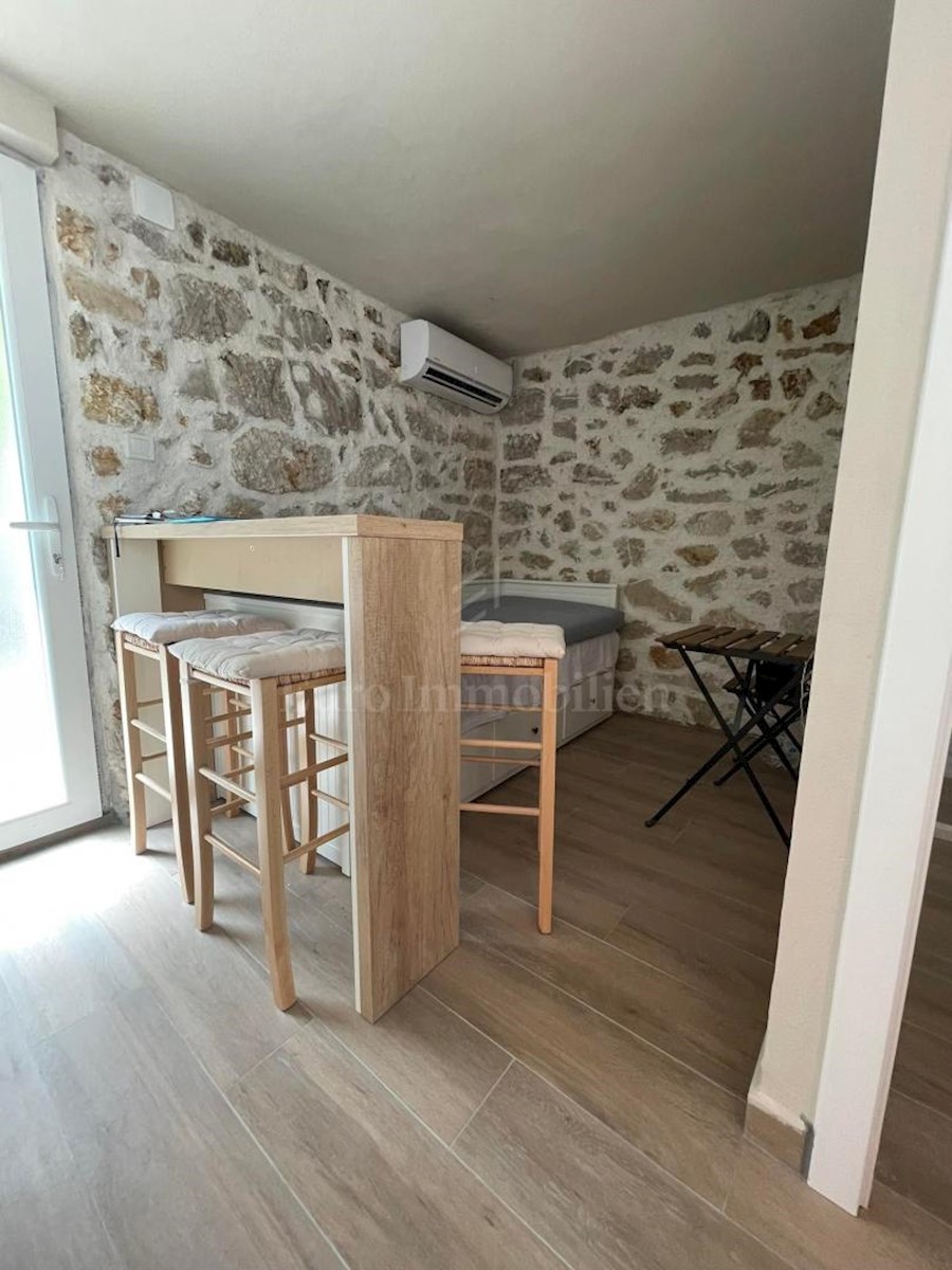 Renovated stone house in a row and studio apartment in Privlaka