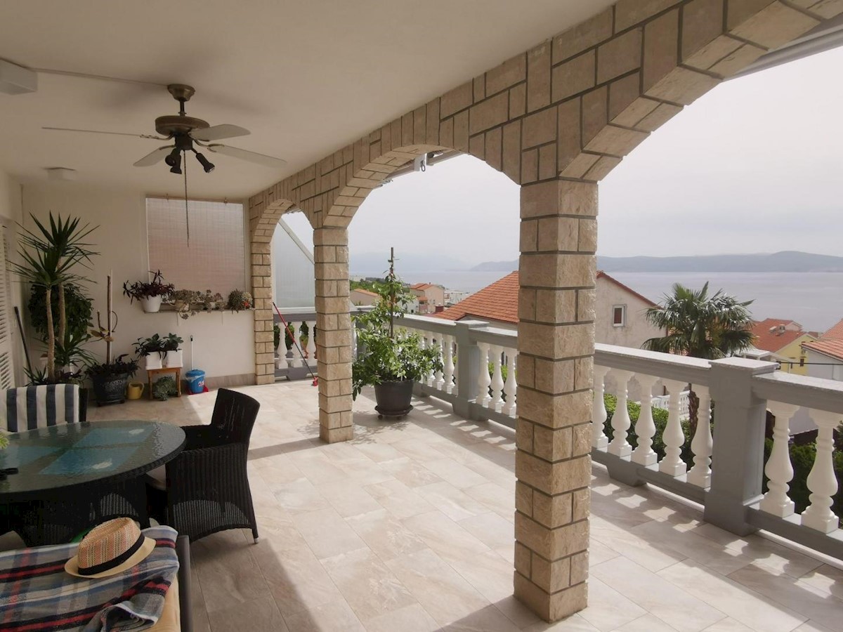 House with 6 apartments and swimming pool, Crikvenica