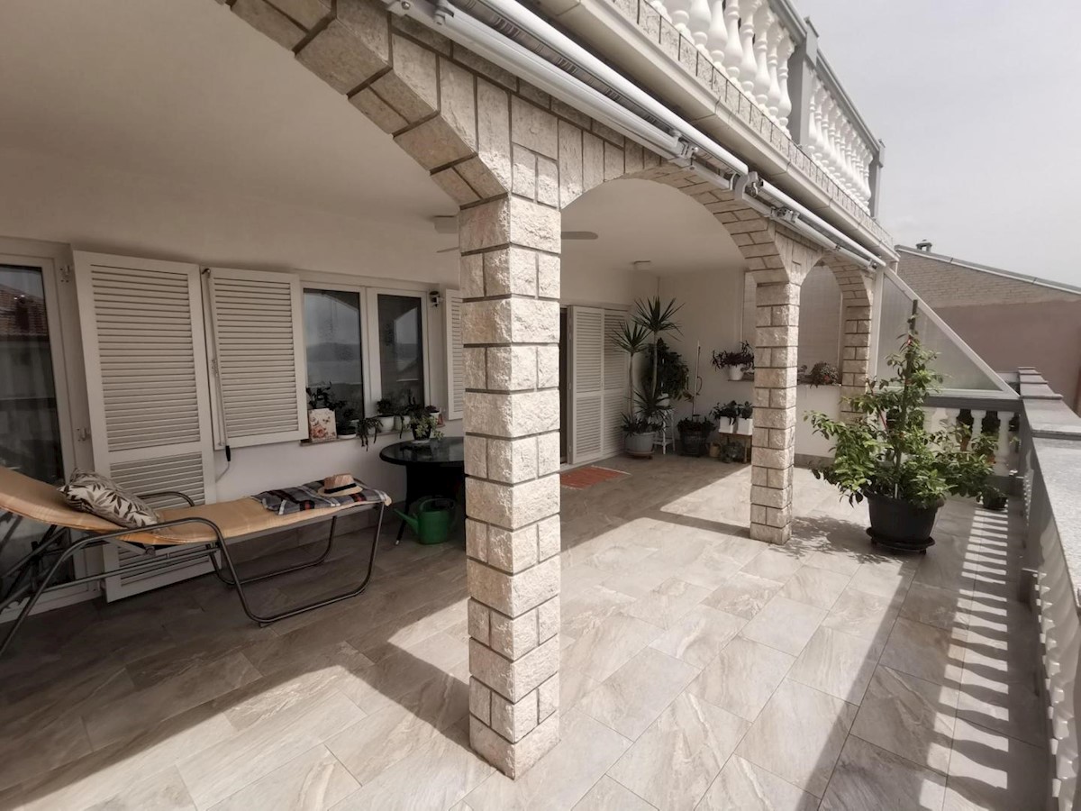 House with 6 apartments and swimming pool, Crikvenica