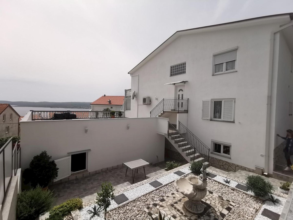 House with 6 apartments and swimming pool, Crikvenica