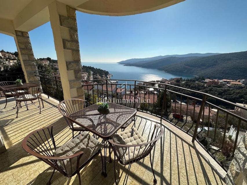 Luxury house with several residential units and a panoramic view of the sea