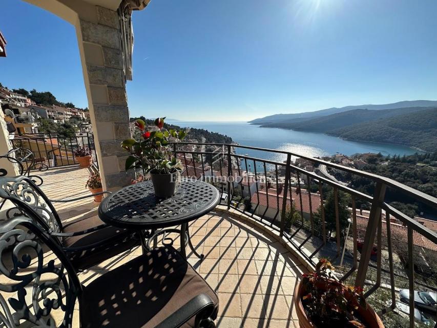 Luxury house with several residential units and a panoramic view of the sea