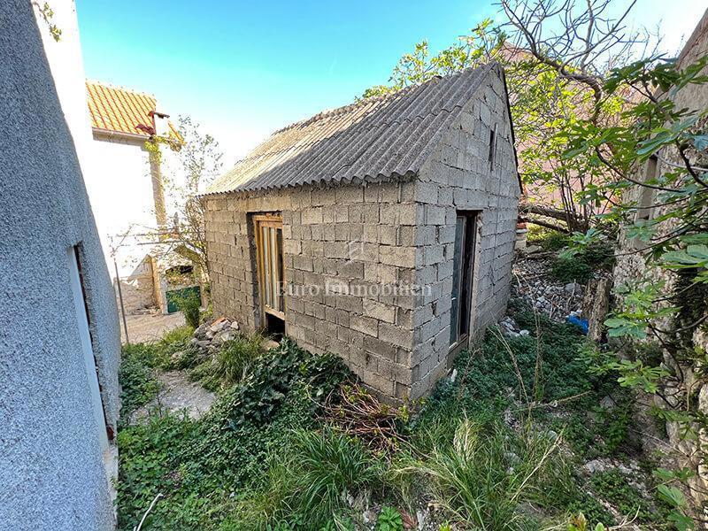 Casa al grezzo con appartamenti, terza fila dal mare, Igrane