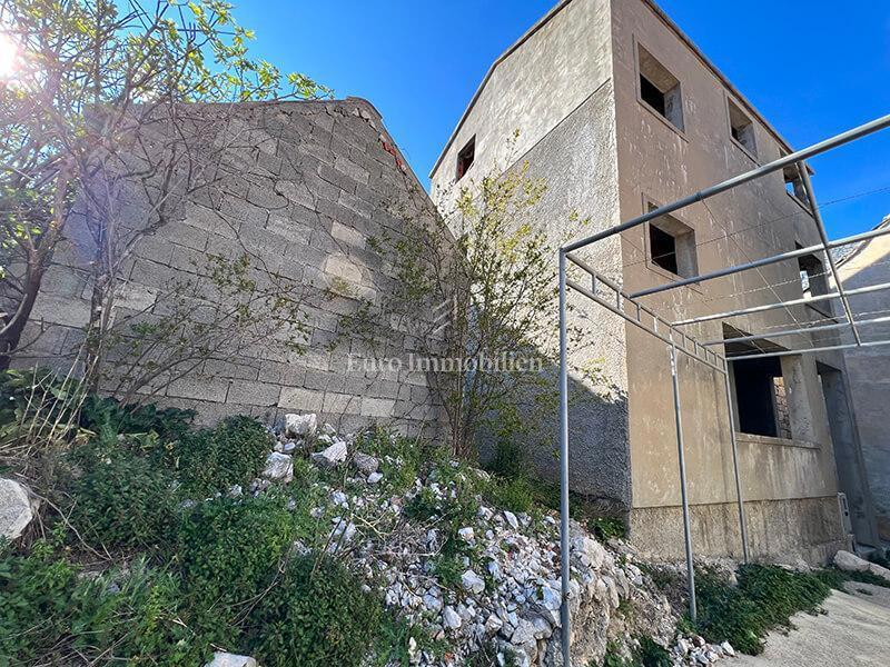 Casa al grezzo con appartamenti, terza fila dal mare, Igrane