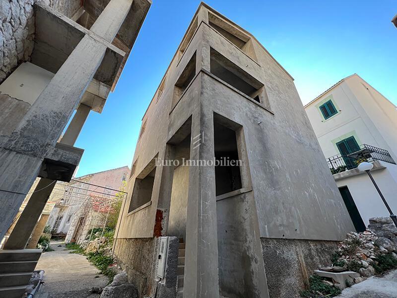 Casa al grezzo con appartamenti, terza fila dal mare, Igrane