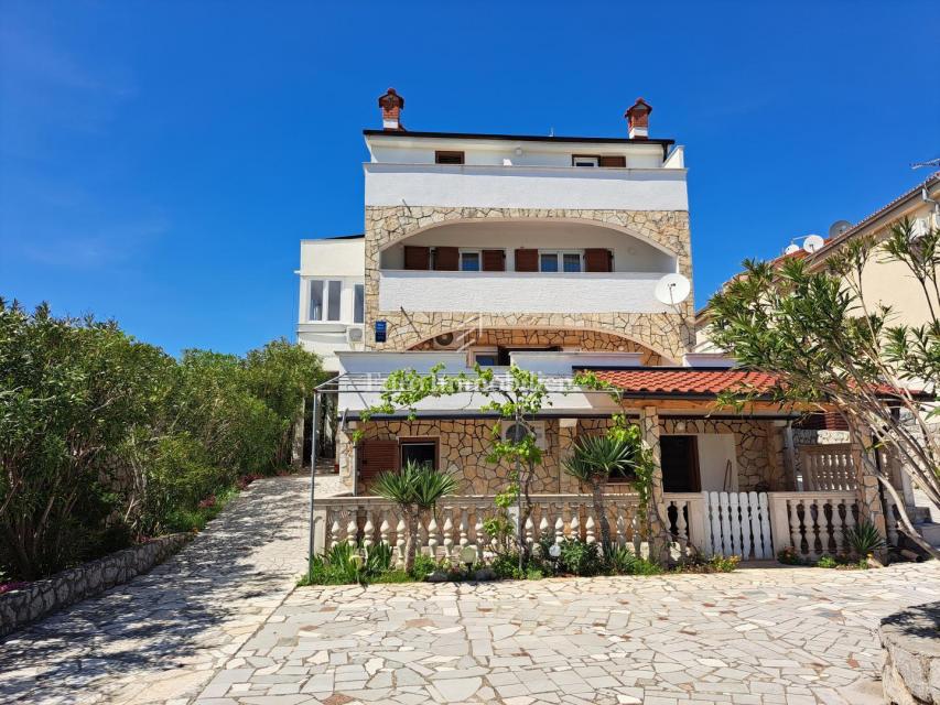 Isola di Krk - casa plurifamiliare con una bellissima vista sul mare