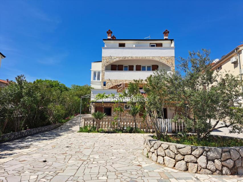 Isola di Krk - casa plurifamiliare con una bellissima vista sul mare