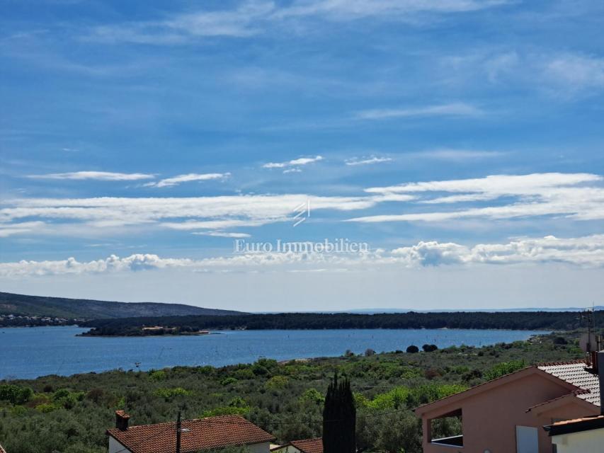 Isola di Krk - casa plurifamiliare con una bellissima vista sul mare