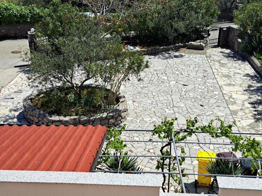 Isola di Krk - casa plurifamiliare con una bellissima vista sul mare