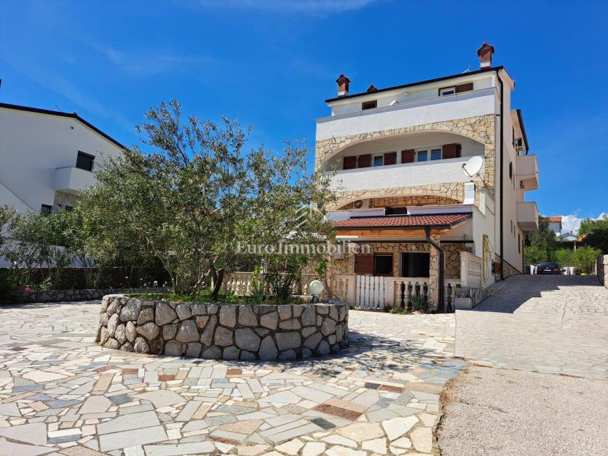 Isola di Krk - casa plurifamiliare con una bellissima vista sul mare