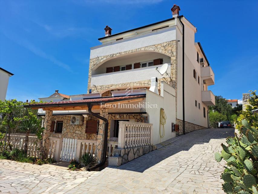 Isola di Krk - casa plurifamiliare con una bellissima vista sul mare