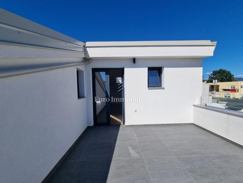 Parenzo - Villetta bifamiliare con giardino di 200 mq, a 1,5 km dal mare