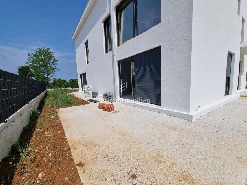 POREČ!!! Villetta bifamiliare con giardino di 200 mq, a 3 km dal mare