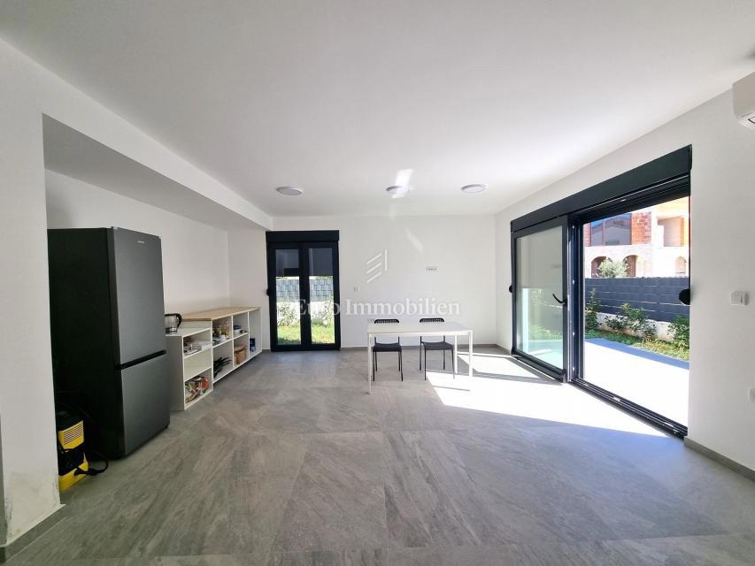 Parenzo - Villetta bifamiliare con giardino di 200 mq, a 1,5 km dal mare