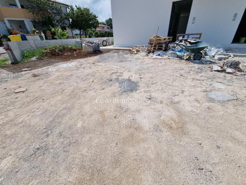 POREČ!!! Villetta bifamiliare con giardino di 200 mq, a 3 km dal mare