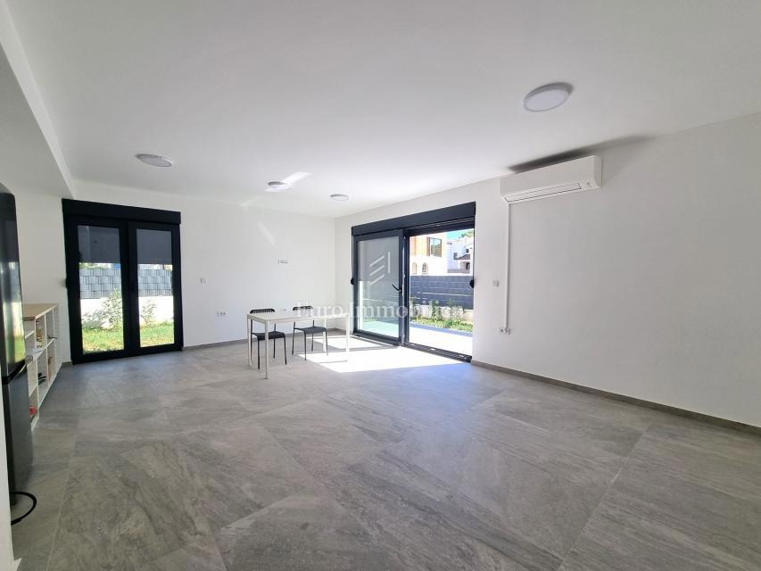 Parenzo - Villetta bifamiliare con giardino di 200 mq, a 1,5 km dal mare