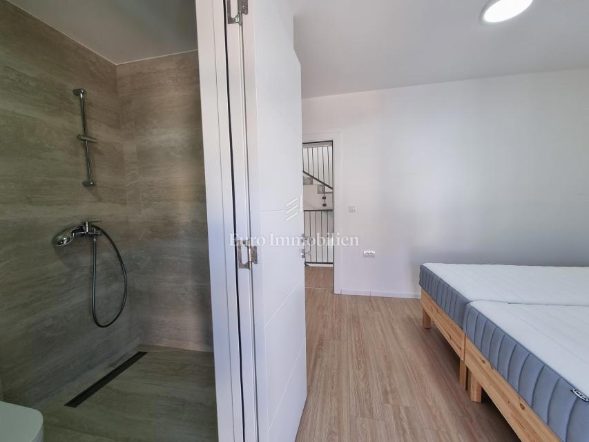 Parenzo - Villetta bifamiliare con giardino di 200 mq, a 1,5 km dal mare