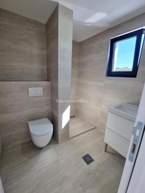 Parenzo - Villetta bifamiliare con giardino di 200 mq, a 1,5 km dal mare