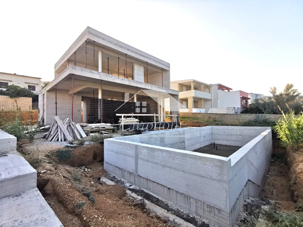 Opportunità Unica: Villa di Lusso con Piscina Prima Fila sul Mare