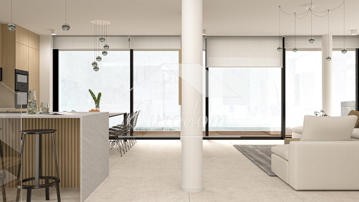 Opportunità Unica: Villa di Lusso con Piscina Prima Fila sul Mare