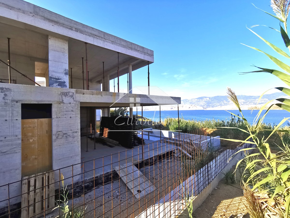 Opportunità Unica: Villa di Lusso con Piscina Prima Fila sul Mare