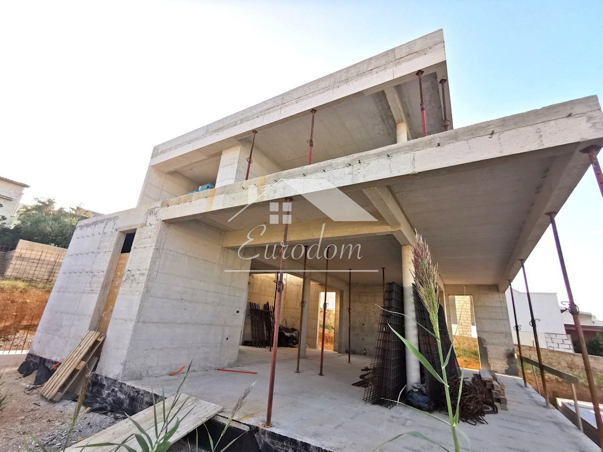 Opportunità Unica: Villa di Lusso con Piscina Prima Fila sul Mare