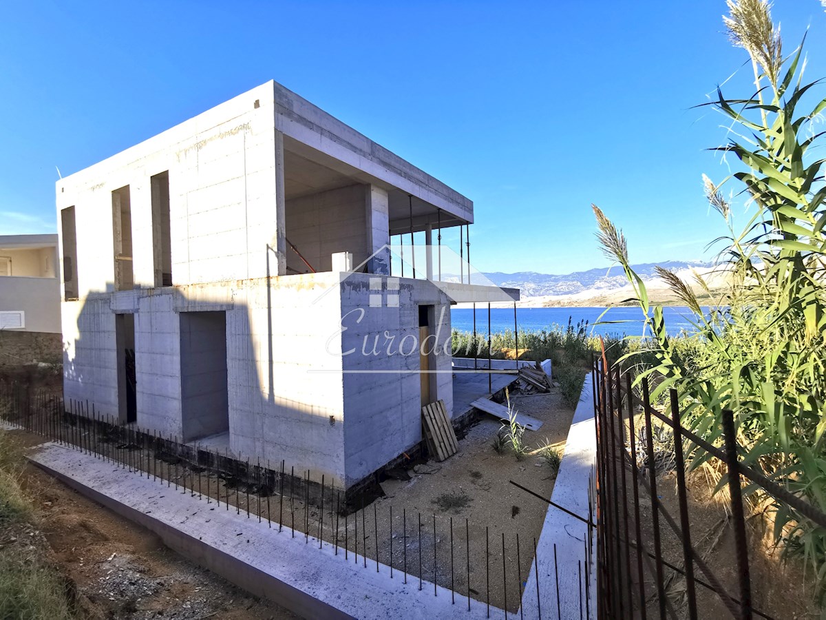 Opportunità Unica: Villa di Lusso con Piscina Prima Fila sul Mare