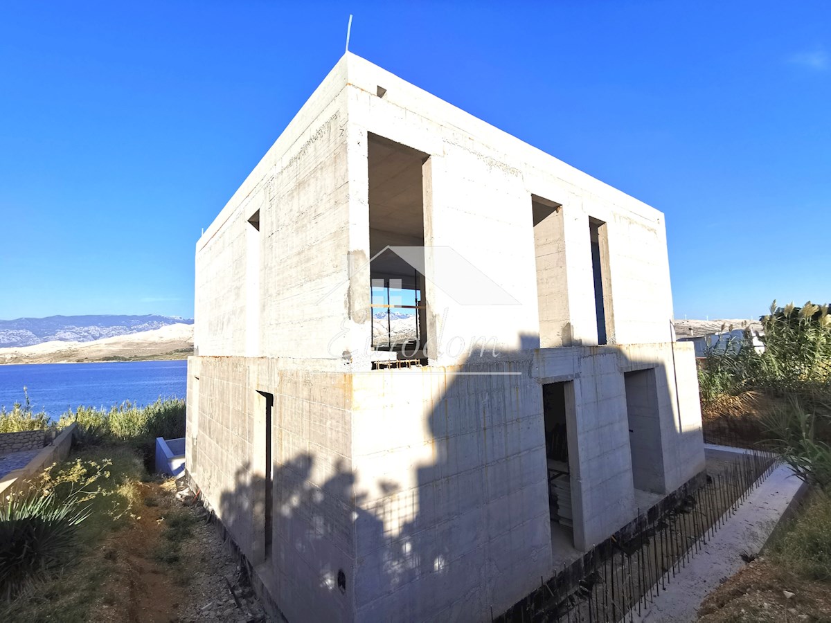 Opportunità Unica: Villa di Lusso con Piscina Prima Fila sul Mare