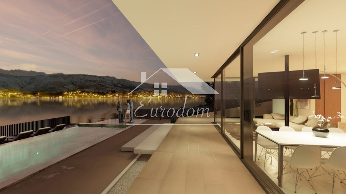 Opportunità Unica: Villa di Lusso con Piscina Prima Fila sul Mare