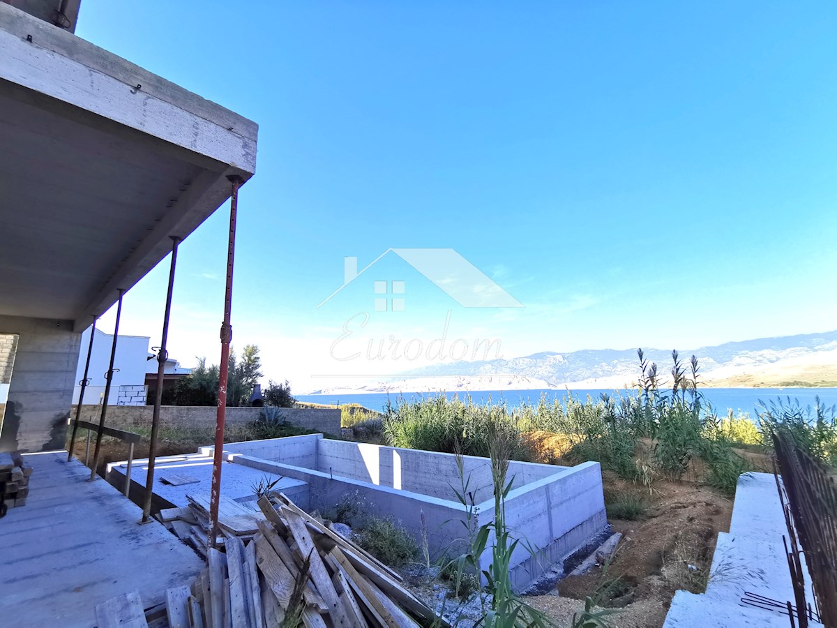 Opportunità Unica: Villa di Lusso con Piscina Prima Fila sul Mare