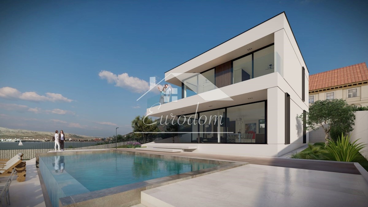 Opportunità Unica: Villa di Lusso con Piscina Prima Fila sul Mare