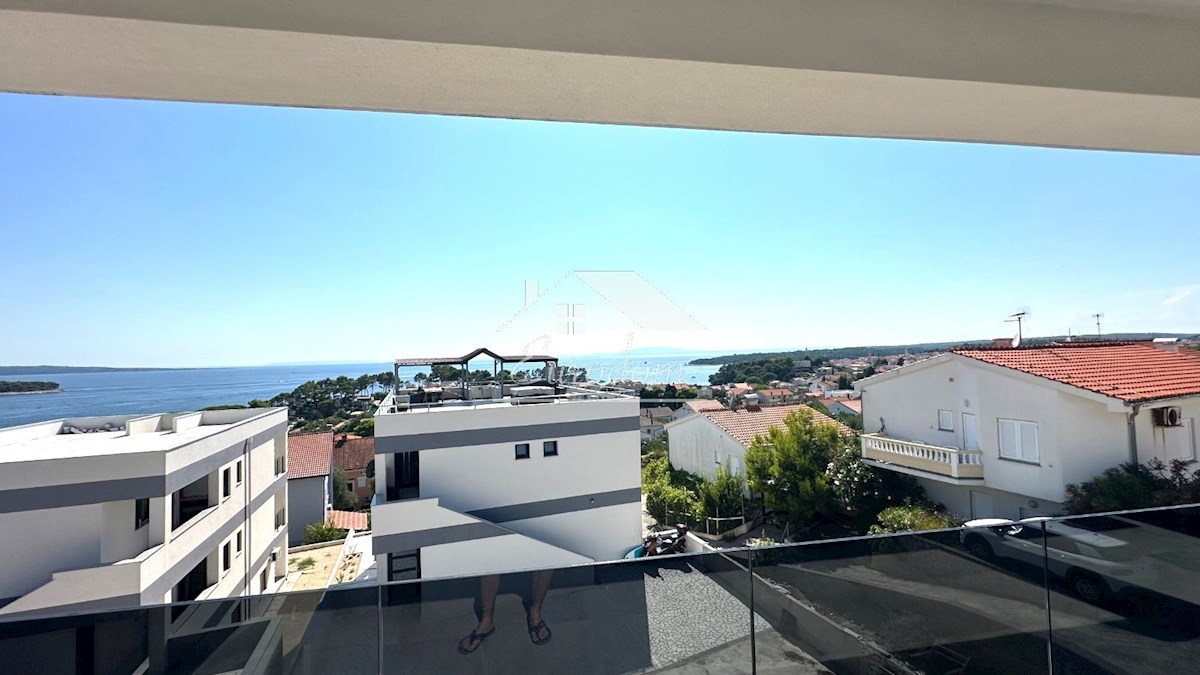 Attico da sogno a Rab con terrazza panoramica – A soli 250 m dalla spiaggia