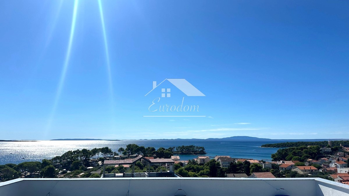 Attico da sogno a Rab con terrazza panoramica – A soli 250 m dalla spiaggia