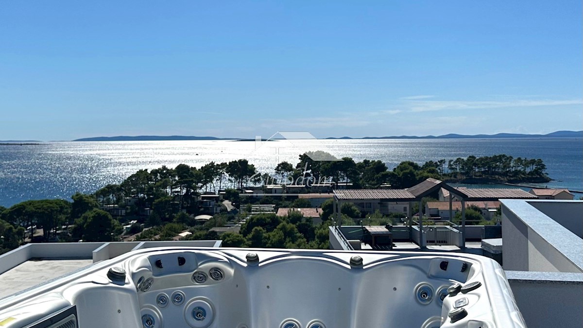 Attico da sogno a Rab con terrazza panoramica – A soli 250 m dalla spiaggia