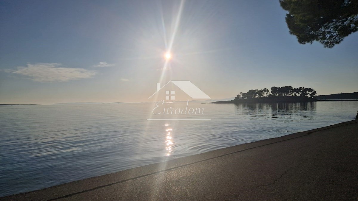 Attico da sogno a Rab con terrazza panoramica – A soli 250 m dalla spiaggia